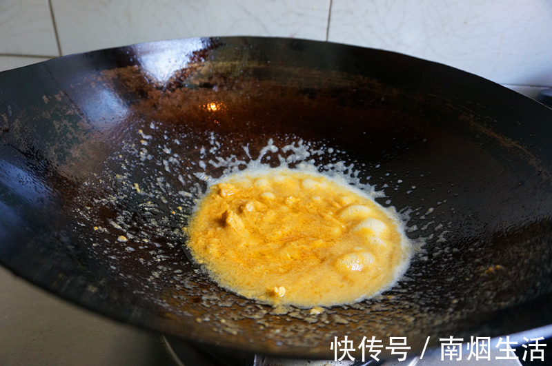 跟着我一起|蛋黄焗南瓜家庭版简单做法，味道香甜，色泽诱人