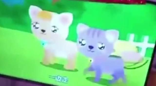 睡眠时间|妈妈在睡觉,小宝宝独自一人看电视,网友这届家长不好带