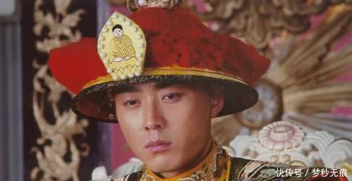 每次|每次退朝皇帝都不愿先走,直到皇帝站起来,大臣才发现皇帝的秘密!