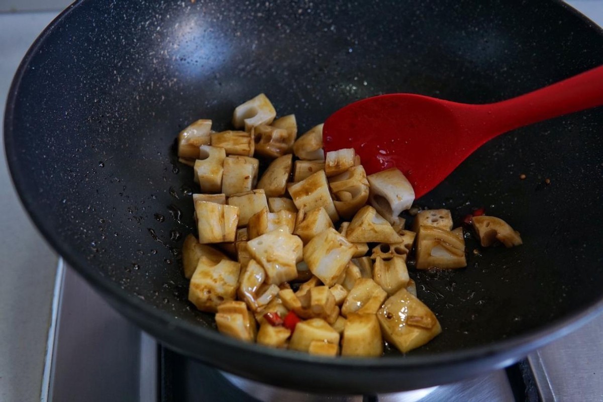 莲藕最下饭的做法，脆嫩亮白不发黑，吃起来比肉香