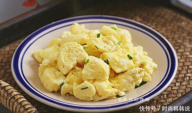 我家炒鸡蛋从不放油，加入一碗水，炒的鸡蛋鲜嫩又好吃，味道绝了