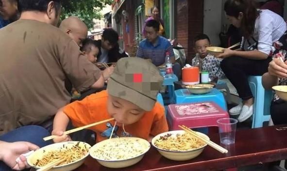 张阿姨|一碗32元的“牛肉面”,孙子吃完却怒骂奶奶,店老板都听不下去了