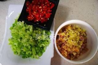 它的味道不亚于豇豆的芹菜肉末,是拌饭面条的好搭档