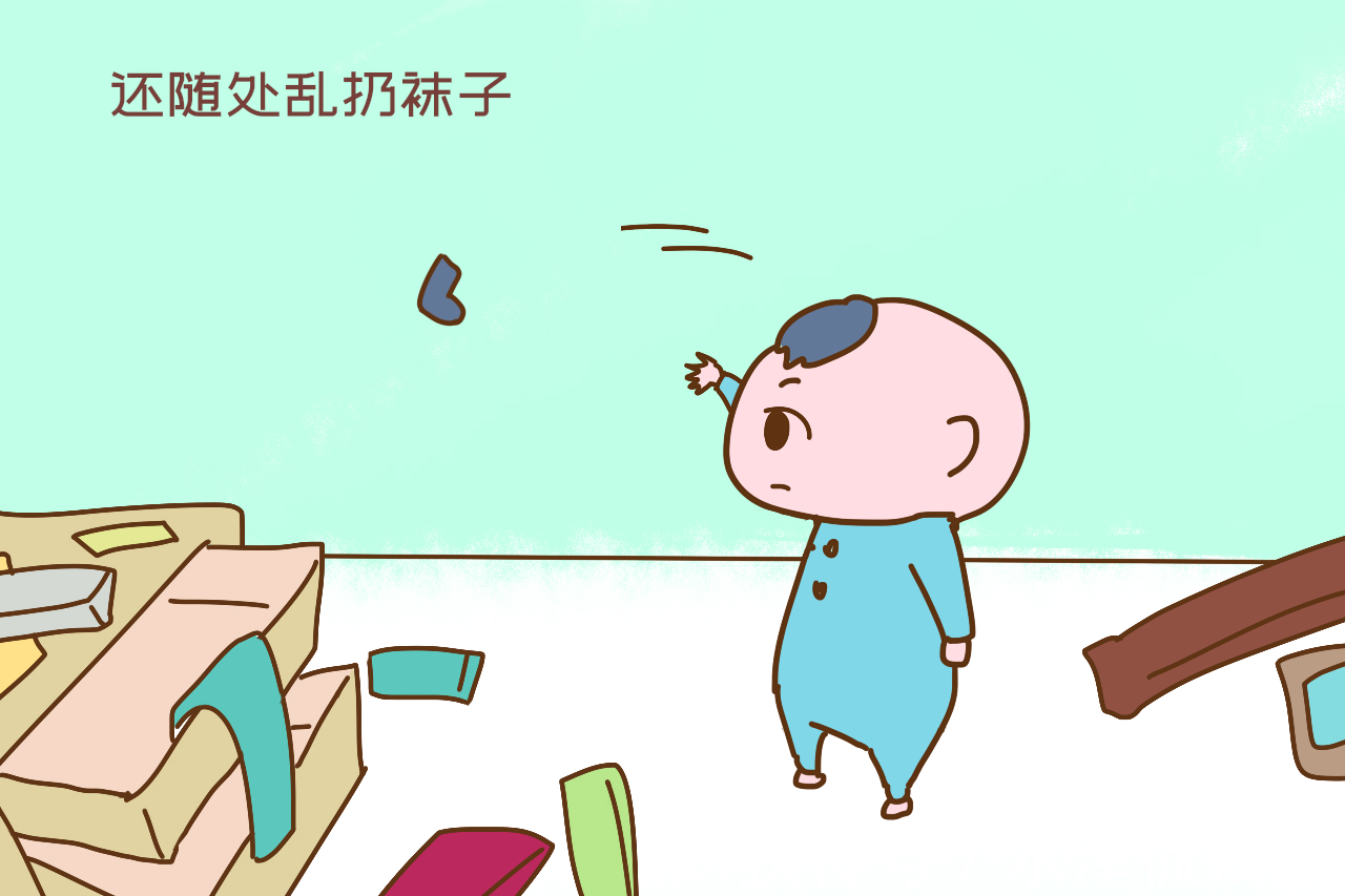 光脚|宝宝爱跟小袜子“较真”，到底是怎么回事事实让宝妈很心疼