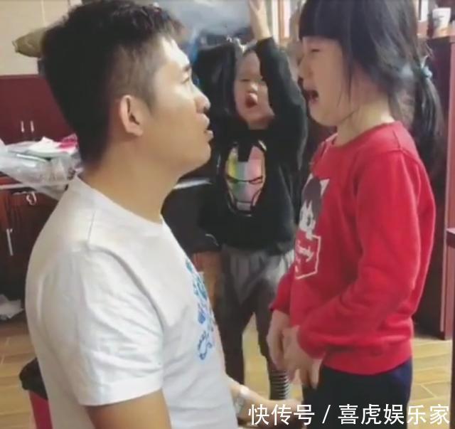 教训|弟弟看到爸爸在教训姐姐,弟弟这样给姐姐“报仇”,太逗了