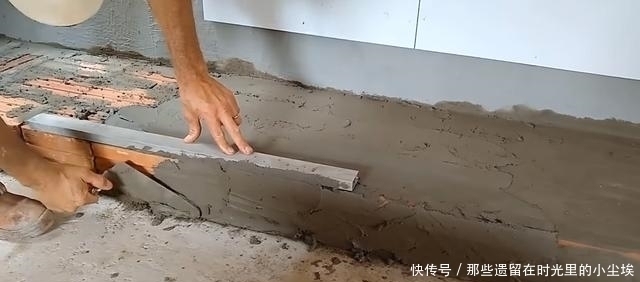 瓦工|瓦工给橱柜加了一层底座,完工后太实用,邻居看了都想重做