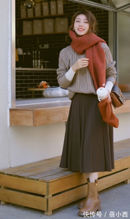 短靴|小个子新年怎么穿?建议尝试“半身长裙+短靴”,一秒显高10cm