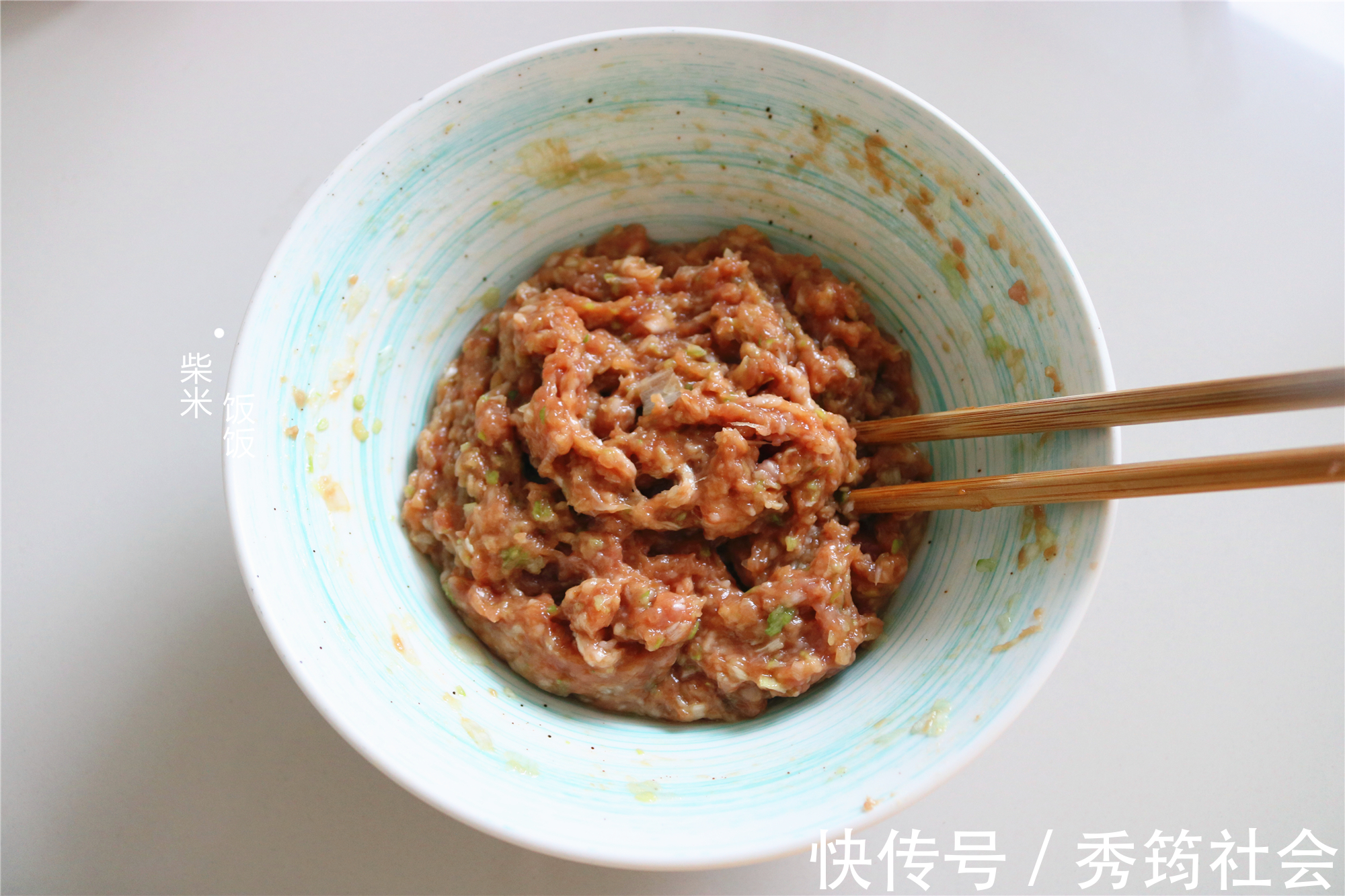 鲜香|跟87岁奶奶学调馄饨馅,咬一口满嘴汁,鲜香弹牙,太好吃了