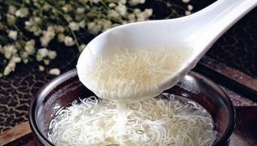 日本厨师炫刀工，将豆腐切成菊花，中国大厨笑道不过是雕虫小技