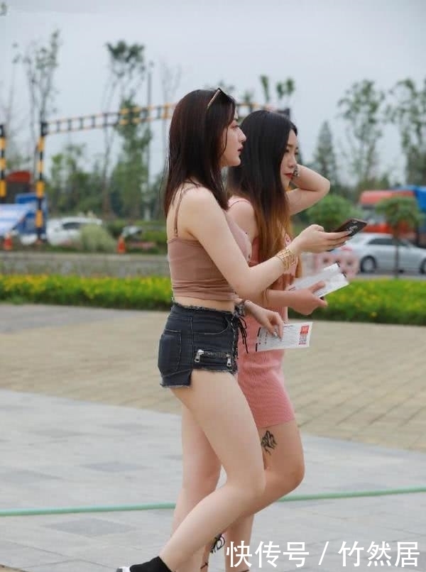 街拍:简单而又性感的吊带背心搭配牛仔短裤,很有干净少女的气质