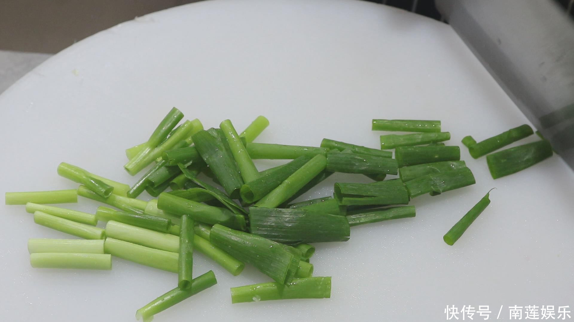  大厨教你“凉拌白菜心”做法，清脆爽口，酸爽开胃，非常适合下酒