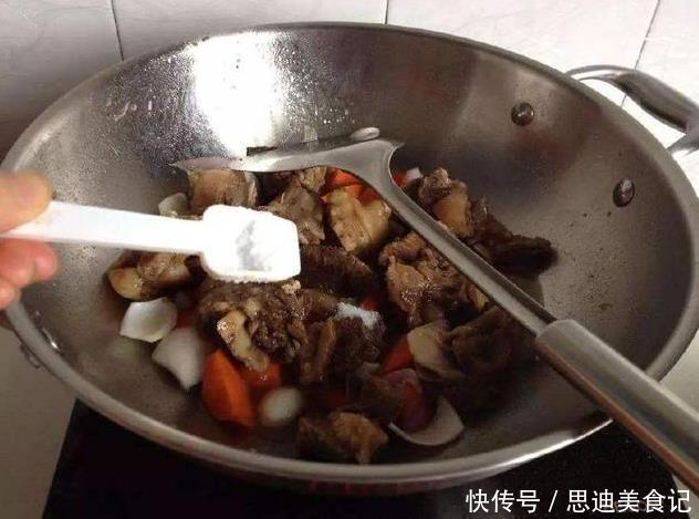  放盐|炒猪肉时，先放盐还是先放酱油我一直弄错，难怪肉很柴