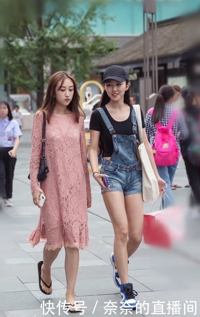 小姐姐迷彩短款搭配白色灯笼裤，整体穿搭化繁为简，与众不同