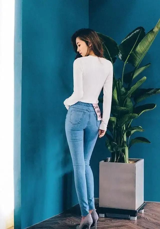 随性自然优雅牛仔裤让你展现出自己的美丽