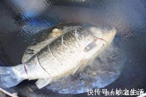 技巧|煎鱼时，直接下油锅可就废了，谨记3个技巧，不破皮也不粘锅