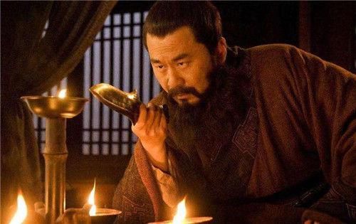 弄钱|三国军阀都从哪里弄钱养军队?曹操靠盗墓,刘备来钱的路子最狠毒