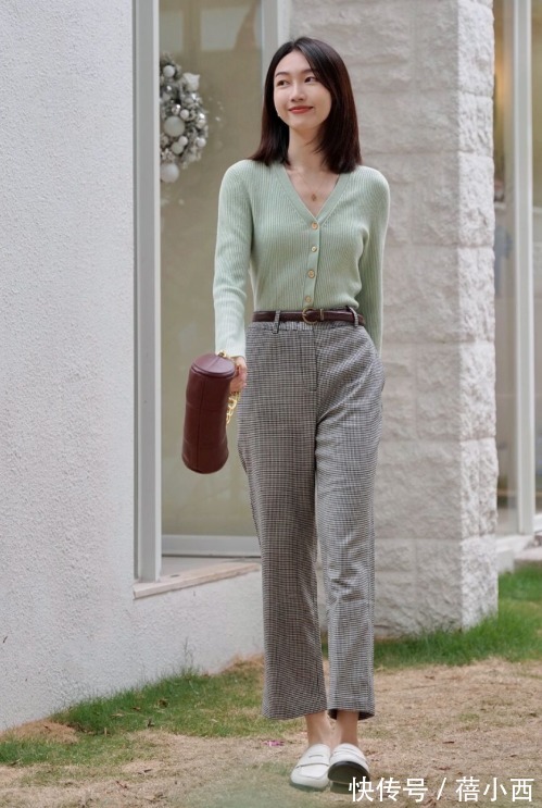 条纹衫 春天不一定穿衬衫才好看,穿针织衫搭配半身裙,裤子照样时髦高级