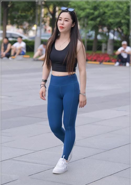 背心|黑色运动背心搭配深蓝色瑜伽裤,修身设计更显身材比例,显瘦显高