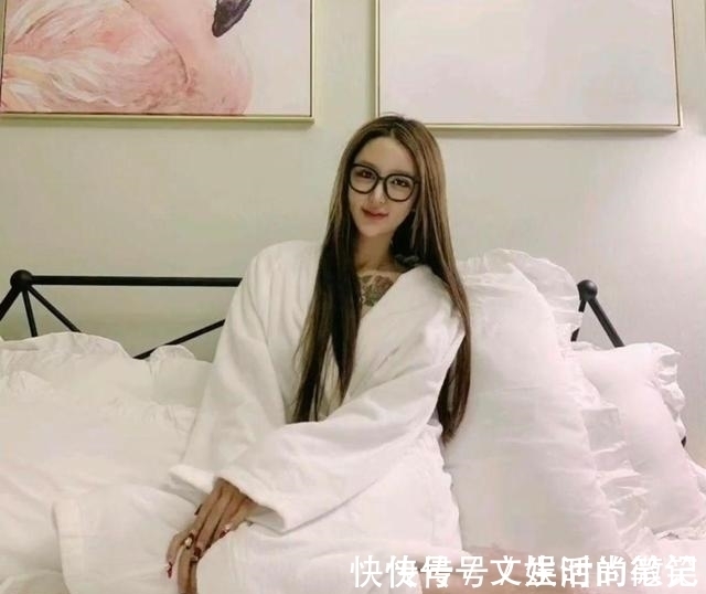 巅峰照 8年的整形手术花费了100多万,光额头就打了200多支玻尿酸