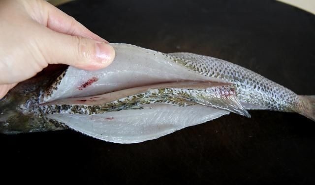 清蒸鲈鱼用热水还是冷水?10个人9个错,难怪鱼肉不鲜且腥味重