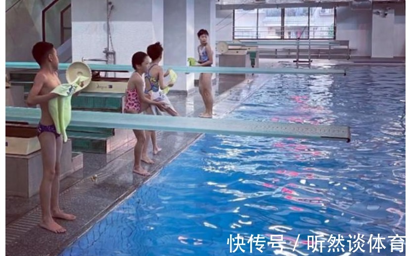 跳水|好榜样!全红婵重回母校展示水花消失术,三米和十米跳水切换自如