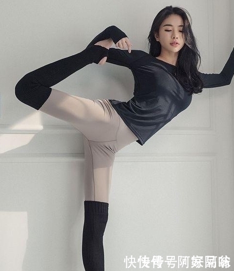 傍身|紧身打底裤傍身十分减龄,勾勒出美女苗条的身材曲线