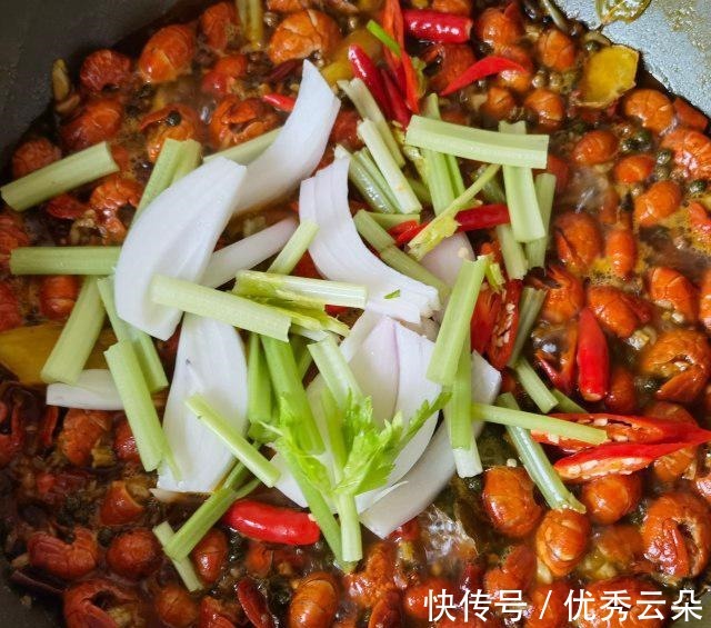 麻辣|芹菜洋葱炒龙虾尾,嘬一口龙虾尾,麻辣鲜香,好吃极啦!