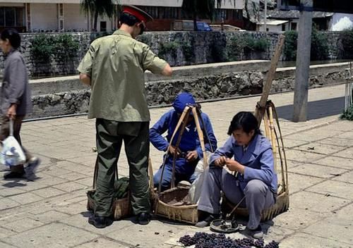 老照片：1985年云南昆明历史情景！自行车非常多，看下变化有多大