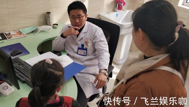 孩子|四岁宝宝被鱼刺卡喉咙，母亲用这个方法取出刺，大夫连连夸赞