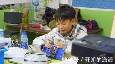 男孩|还记得被父亲逼在雪地裸跑的3岁男孩吗,时隔8年,他现在怎样了