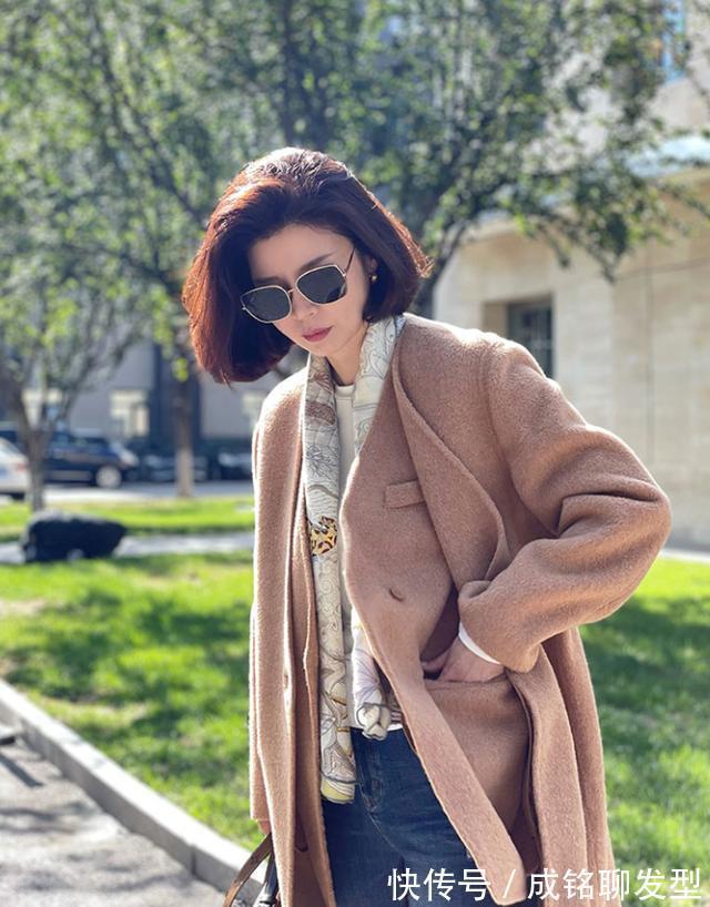 这身造型 这才是50岁+阿姨最美的冬季穿搭,真实随意不装嫩,时尚又显年轻