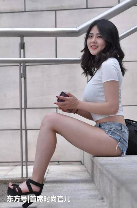 街拍时尚魅力的小姐姐，穿搭牛仔短裤，曲线玲珑
