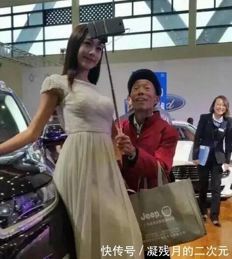 |搞笑GIF:大哥你带着两个美女跑起来,真像个三百斤的胖子