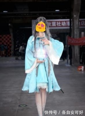 小姐姐COS|斗罗小姐姐COS宁荣荣,衣服成功抢镜,蕾丝花边和白丝绝了!