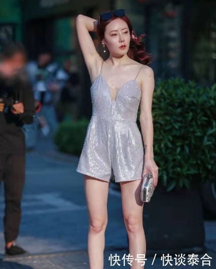 设计|亮片连衣裙搭配系带高跟鞋,简洁大气,柔情似水