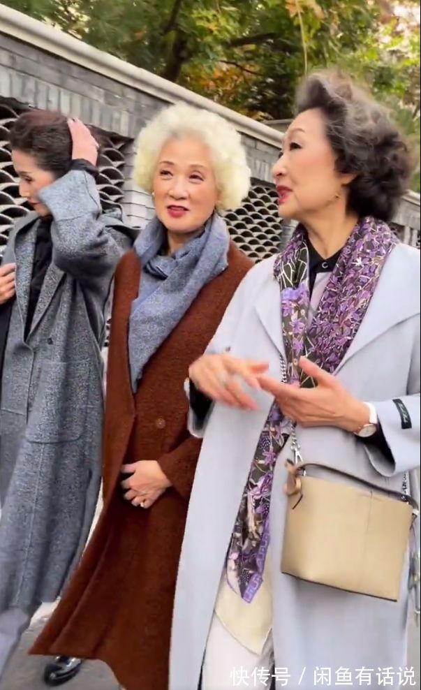 上了年纪不必刻意扮嫩,学75岁奶奶穿“大衣+烟管裤”,老得优雅