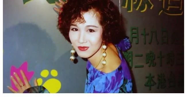 “令狐冲”吕颂贤为59岁妻子庆生，姐弟恋走过27年，虽无子仍恩爱