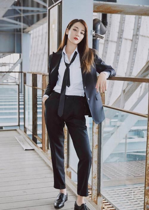 收起你的阔腿裤吧！今年流行这3种裤子，显瘦又百搭