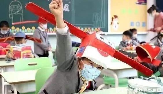 宝宝|一家三口逛商场,回家后发现宝宝手中“有礼物”,妈妈有大便宜