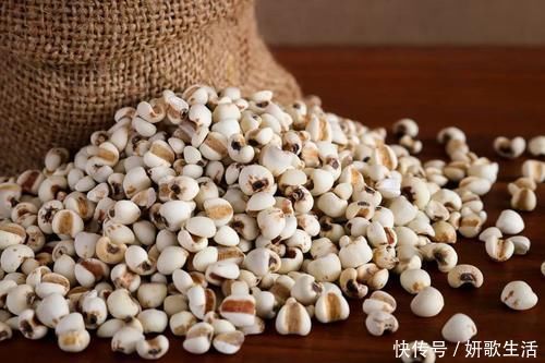 湿气|把薏米放在锅中炒一炒，每天抓上一把泡水喝，让体内的湿气跑光光