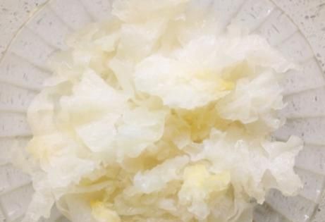 银耳和水果是天生一对,女人每周坚持喝3次,美容养颜皮肤好