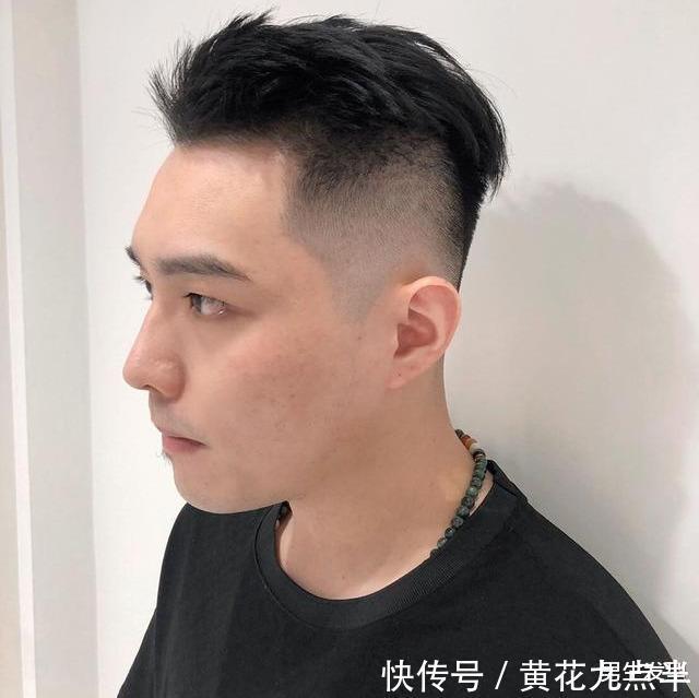 男生“两边剃光,中间留长”的发型,这4款很帅气,不要剪错了