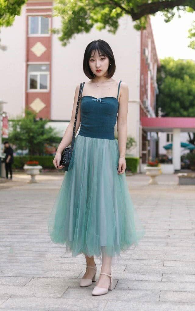 街拍:小姐姐身穿高龄毛衣,外搭配蓝色外套,时尚又减龄