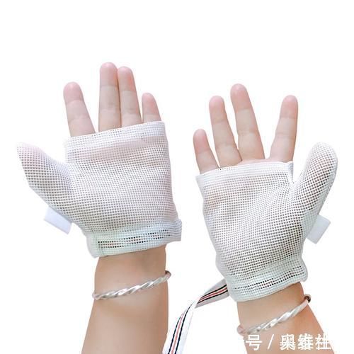 习惯期|宝宝吃手，妈妈要拒绝吗？宝宝吃手的4个阶段，应对方法大不同