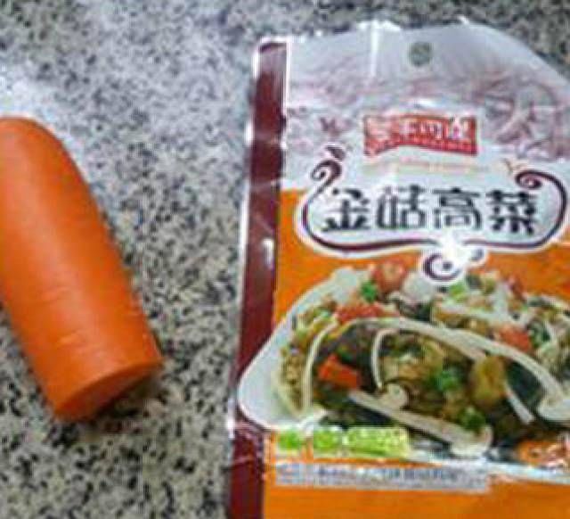 炒胡萝卜简单可口，都是在餐馆里做的，一眼就好吃了
