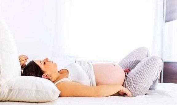 子宫|孕期一定要左侧睡？没那么严格，只要不是这2种睡姿就行