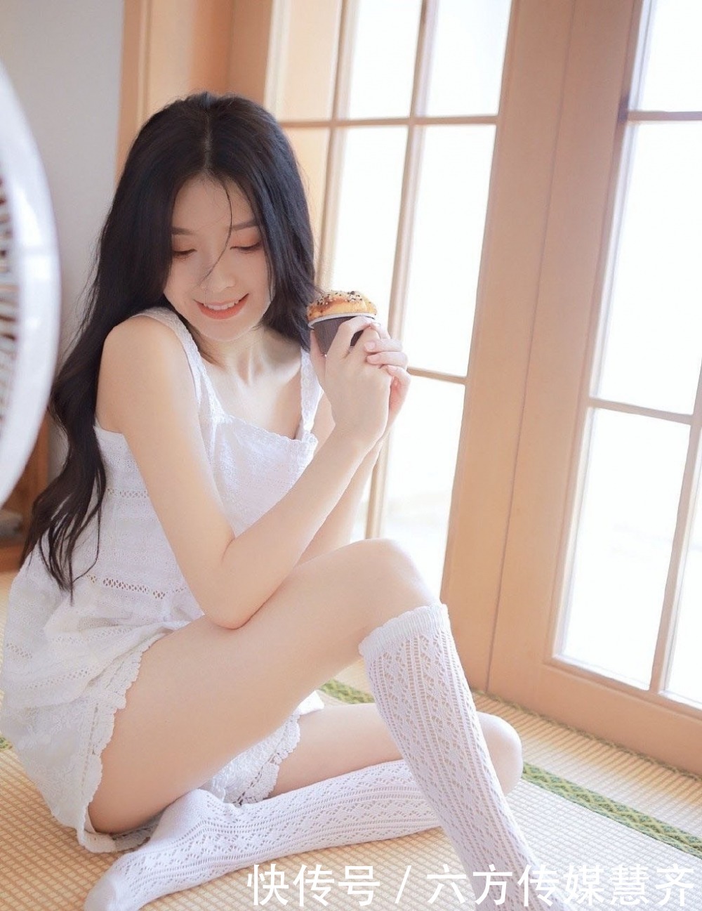 清新白净的长发美女