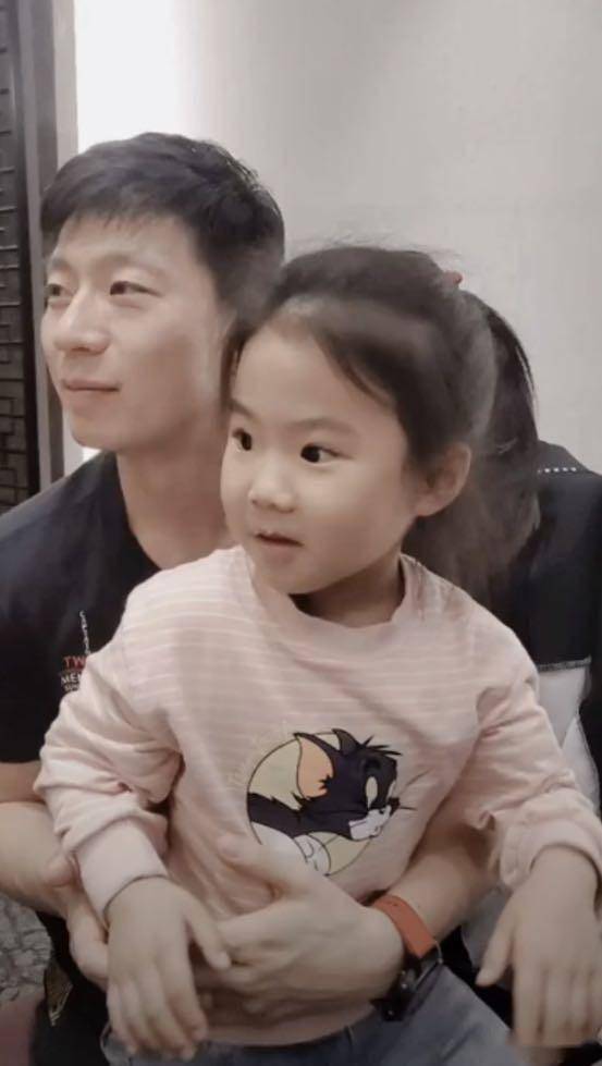 郭依嘉|王楠女儿被称“国乒新晋小团宠”,马龙将她放在腿上,比剪刀手!