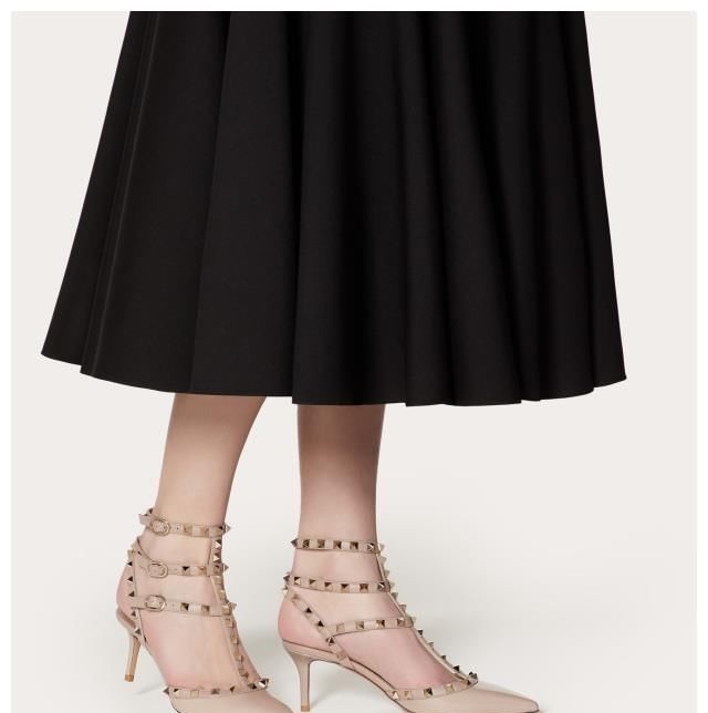 三环 满身都是铆钉的奢侈品高跟鞋,华伦天奴靠出众博眼球,性感度极高