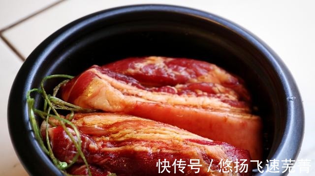 猪肉|最近爆火的脆皮烤五花肉,在家没有烤箱也能做,简单又美味!